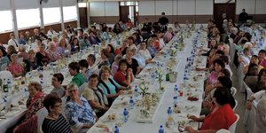  ‘n Gesellige oomblik aan die prag-versierde tafels tydens die Vroue-oggend (Foto: Luzaan Botha)